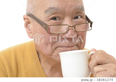 笑顔でコーヒーを飲むシニア 笑顔でコーヒーを飲むシニア 38361274