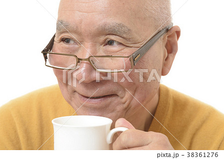 笑顔でコーヒーを飲むシニア 笑顔でコーヒーを飲むシニア 38361276