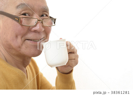 笑顔でコーヒーを飲むシニア 38361281