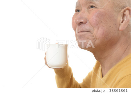 笑顔でコーヒーを飲むシニア 38361361