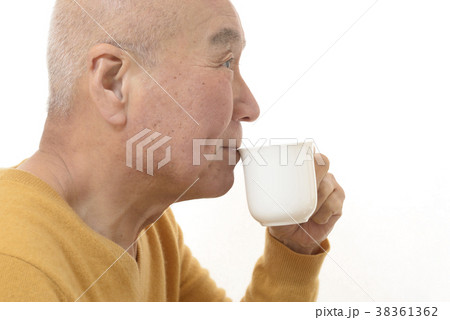 笑顔でコーヒーを飲むシニア 笑顔でコーヒーを飲むシニア 38361362