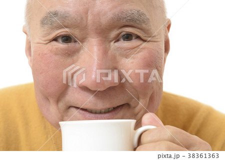 笑顔でコーヒーを飲むシニア 38361363