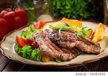 Succulent portions of grilled fillet mignon 38361650