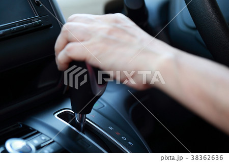 運転手 (ドライバー おでかけ 外出 人物 ボディパーツ 顔なし 乗用車 女性 シニア 発車 停車) 38362636