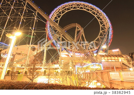夜の東京ドームシティ 後楽園遊園地 の写真素材