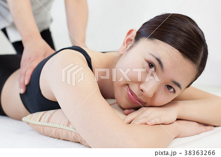 女性　マッサージ 38363266