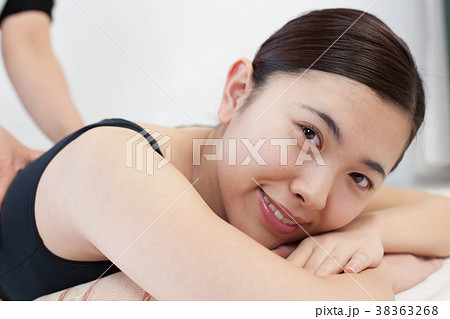 女性　マッサージ 38363268
