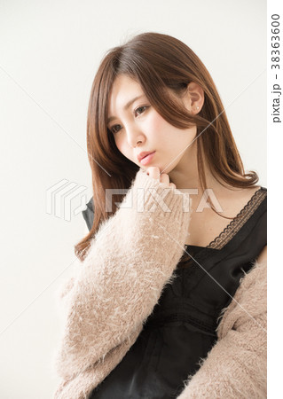 ロングヘアの女性 38363600