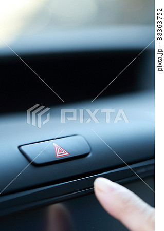 運転手 (ドライバー おでかけ 外出 人物 ボディパーツ 顔なし 乗用車 女性 シニア 発車 停車) 38363752