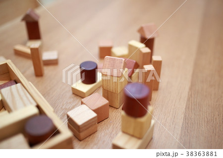 積木 積み木 (つみき おもちゃ オモチャ 玩具 散らかす 散乱 育児 子育て ライフスタイル) 38363881