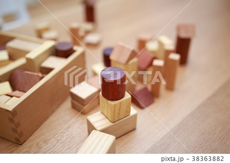 積木 積み木 (つみき おもちゃ オモチャ 玩具 散らかす 散乱 育児 子育て ライフスタイル) 積木 積み木 (つみき おもちゃ オモチャ 玩具 散らかす 散乱 育児 子育て ライフスタイル) 38363882