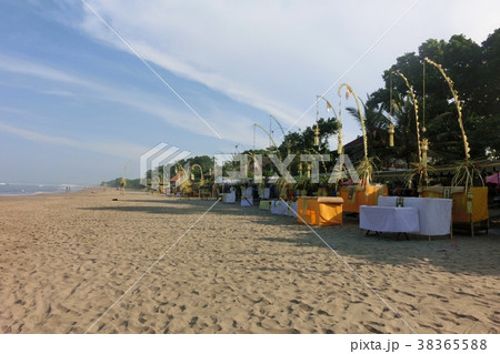 バリ島　ビーチで清めの儀式「ムラスティ」 38365588