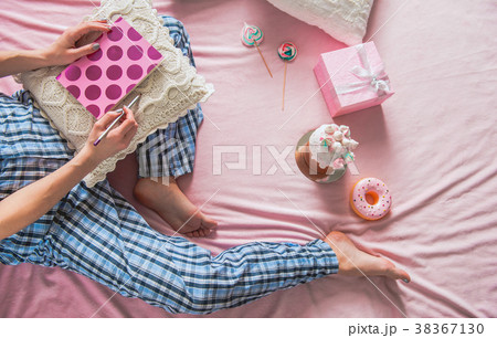 Lady hands writing in notebook 38367130