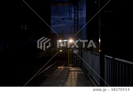 早朝の近鉄電車 38370554