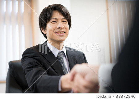 握手　ビジネスマン 38372946