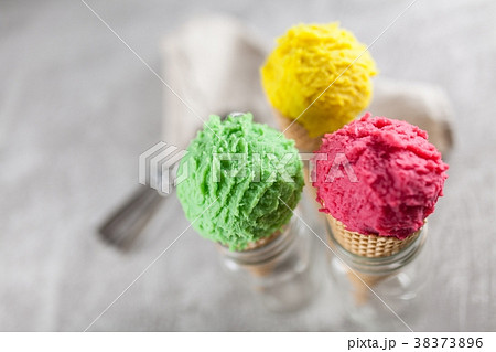 Ice cream cone 38373896