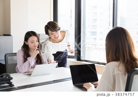 オフィスで働くOLイメージ 38374757