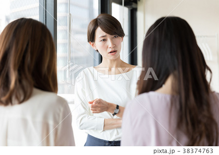 オフィスで働くOLイメージ 38374763