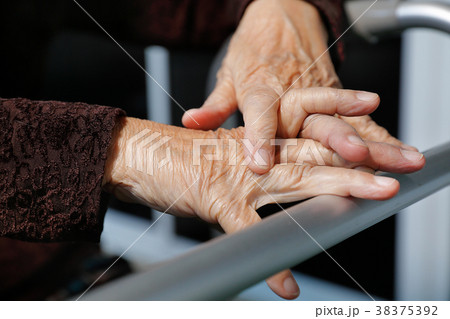 senior woman using a walker at home 38375392
