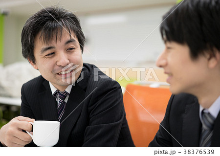 打ち合わせ　コーヒー　ビジネスマン 38376539