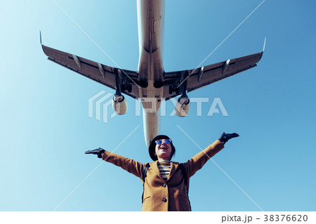 女性と飛行機 女性と飛行機 38376620