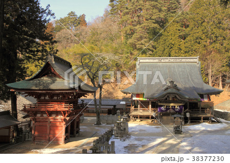 松本市　牛伏寺　観音堂と仁王門 38377230