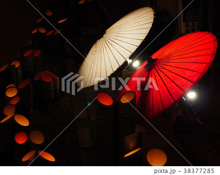 竹灯籠と蛇の目の灯り 38377285