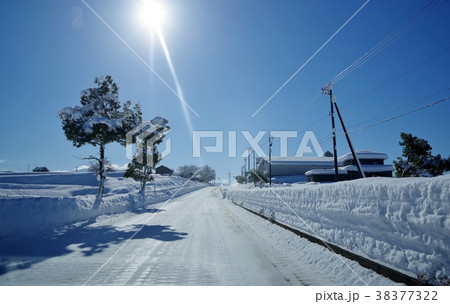 圧雪されて真っ白な道路 圧雪されて真っ白な道路 38377322