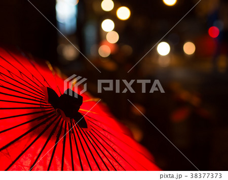 玉ボケと蛇の目の灯り 38377373