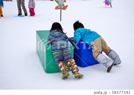 雪の公園で遊ぶ子供たち 雪の公園で遊ぶ子供たち 38377391