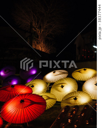 幻想的な蛇の目の灯り 38377444