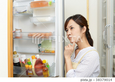 考え事をする主婦 38379014