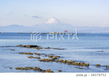 海と鳥居と富士 38379752