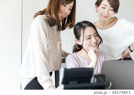 女性のビジネスシーン 女性のビジネスシーン 38379853