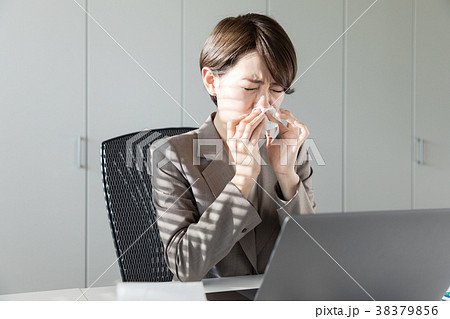 鼻をかむ女性 38379856