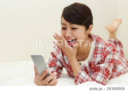 スマートフォンを持つ女性 スマートフォンを持つ女性 38380008
