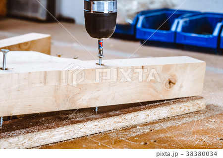 tighten the screw into the tree tighten the screw into the tree 38380034