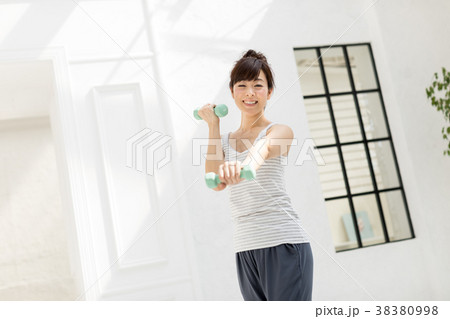 フィットネスイメージ ミドル女性 38380998
