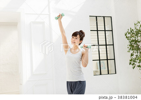 フィットネスイメージ ミドル女性 38381004