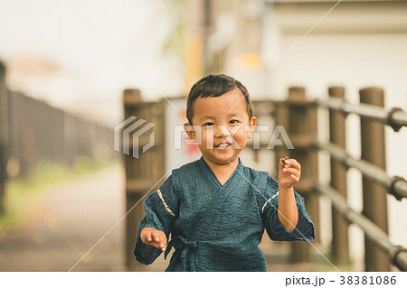 4 years old 38381086