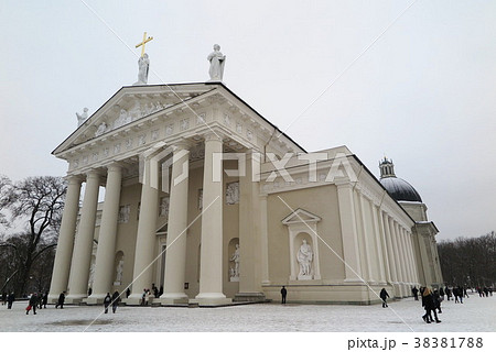 ヴィリニュスのカテドゥロス広場と大聖堂(Vilnius of Lietuva) ヴィリニュスのカテドゥロス広場と大聖堂(Vilnius of Lietuva) 38381788