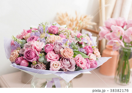 Close-up beautiful luxury bouquet of mixed flowers Close-up beautiful luxury bouquet of mixed flowers 38382176