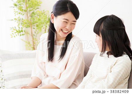親子 家族 子供 女の子 小学生 女性 ライフスタイル 親子 家族 子供 女の子 小学生 女性 ライフスタイル 38382409