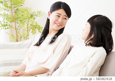 親子 家族 子供 女の子 小学生 女性 ライフスタイル 親子 家族 子供 女の子 小学生 女性 ライフスタイル 38382410
