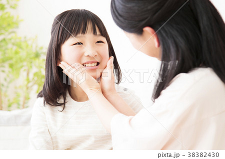 親子 家族 子供 女の子 小学生 女性 ライフスタイル 親子 家族 子供 女の子 小学生 女性 ライフスタイル 38382430