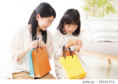 親子　家族　子供　女の子　小学生　女性　ライフスタイル 38382452