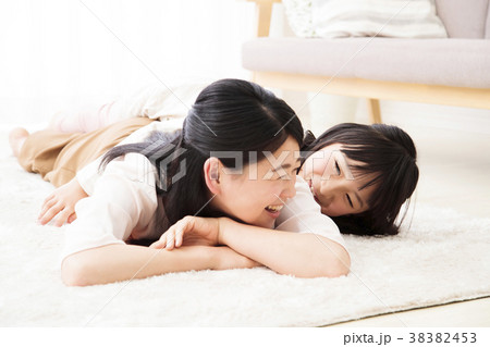 親子　家族　子供　女の子　小学生　女性　ライフスタイル 38382453