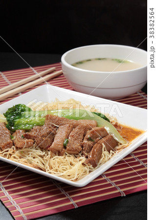 dried noodles 38382564