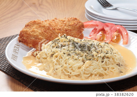 dried noodles dried noodles 38382620