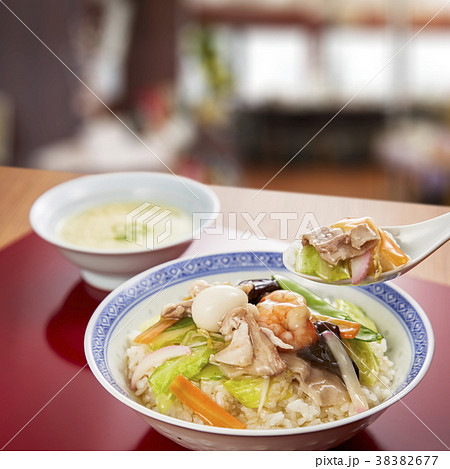 お気に入りの店で食べる中華丼 お気に入りの店で食べる中華丼 38382677